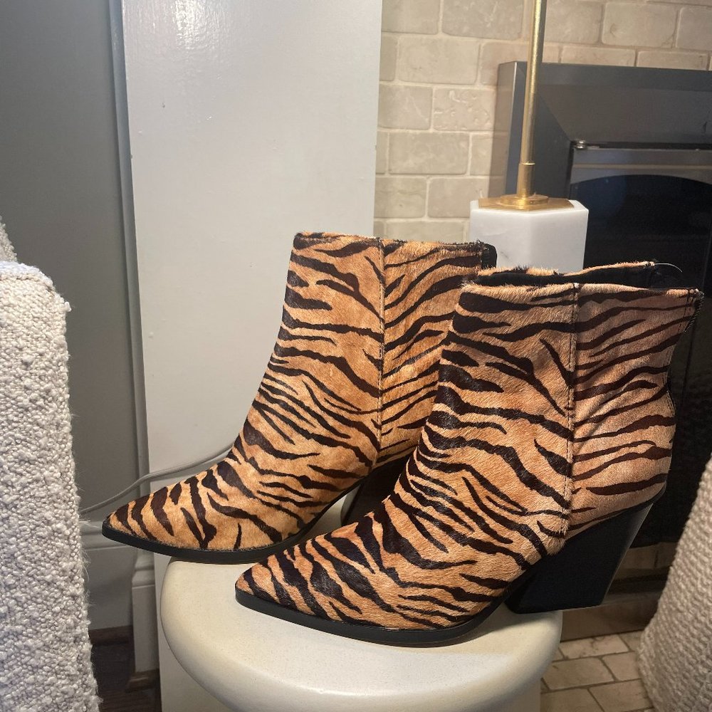 Dolce Vita Issa Cow Hair Ankle Zip Booties Zebra - Size 9